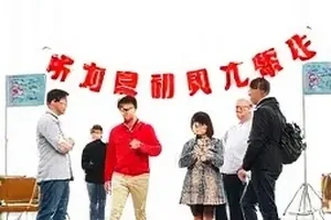 空旷舞台中央的一把椅子与头顶单灯