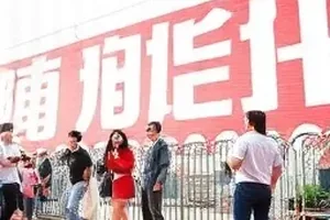 录音棚调音台上的推子与指示灯