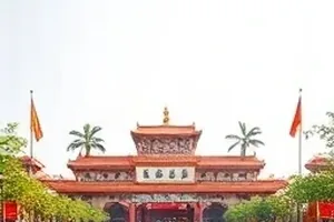 两份并排的台词稿，同一句被划改出两种版本