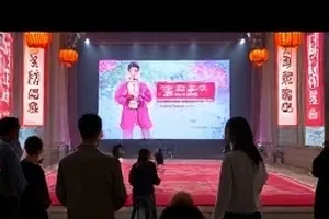 两列评分分布条形图与短评摘录示意