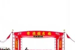 后台走廊尽头亮着的化妆镜，人影模糊
