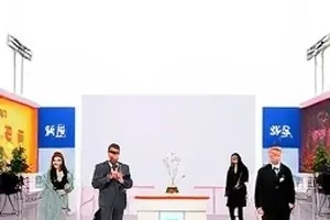 化妆间镜面上贴着的倒计时便签与散落发卡